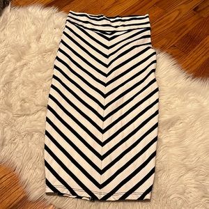 Fitted midi skirt with back slit